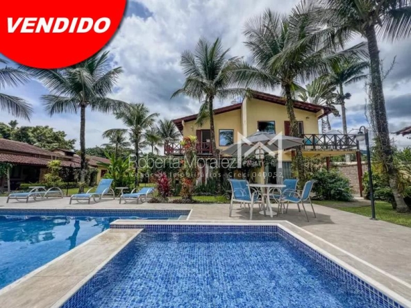 Casa a venda com piscina em condomínio em Paraty-RJ