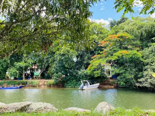 Lote a venda com acesso para duas ruas bairro Caborê
