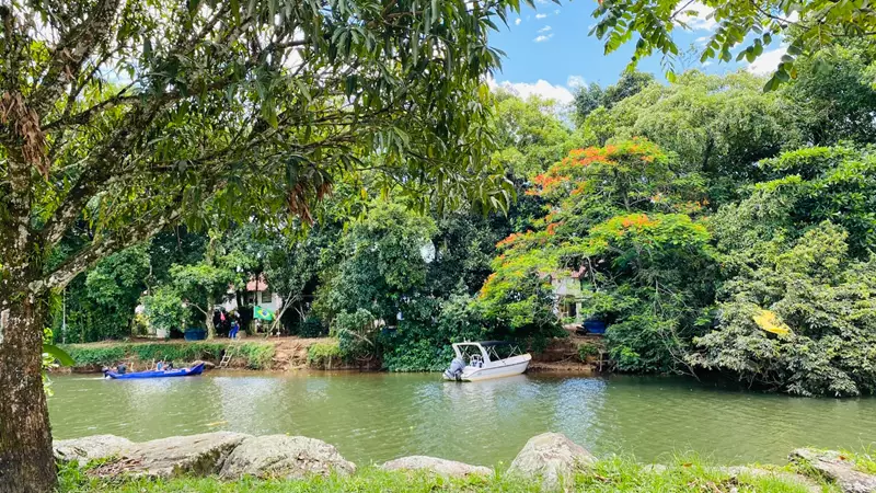 Lote a venda com acesso para duas ruas bairro Caborê
