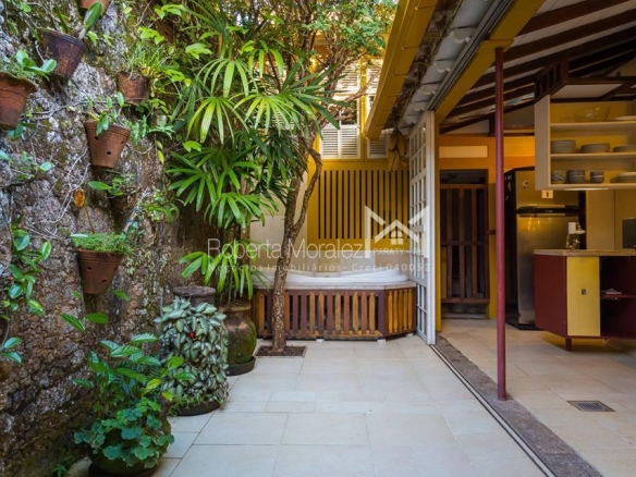 Casa com 3 suítes e localização privilegiada no principal ponto turístico a venda no Centro Histórico de Paraty.