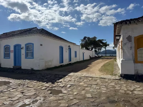Casarão Histórico a venda em Paraty. Casa histórica a venda com excelente localização no Centro Histórico de Paraty