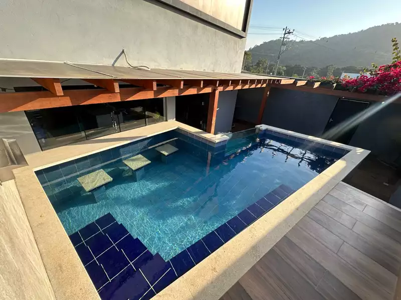 Moderna casa alto padrão toda mobiliada no loteamento Porto Canoas próximo da praia da Jabaquara a venda em Paraty.