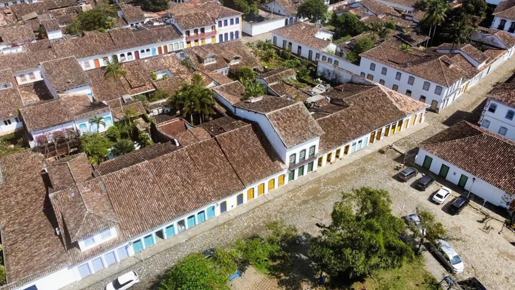 Imóveis diversos como casas, terrenos, pousadas, pontos comerciais e imóveis alto padrão a venda no Centro Histórico de Paraty.