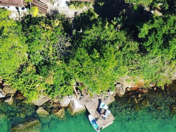 Deslumbrante casa alto padrão com vista e de frente para o mar com águas límpidas a venda na baía de Paraty.