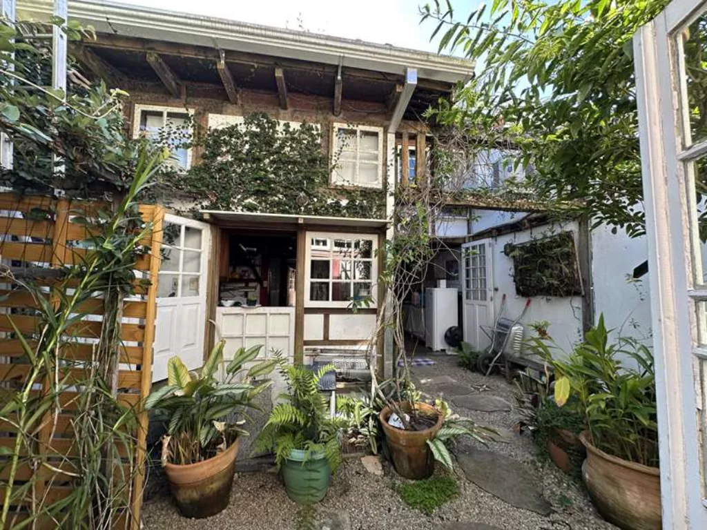 Casa Localizada em rua tranquila, formada por dois blocos de construção para venda no bairro do Centro Histórico de Paraty. For sale in Paraty's Historic Center: A serene property comprising two distinct buildings on a peaceful street.